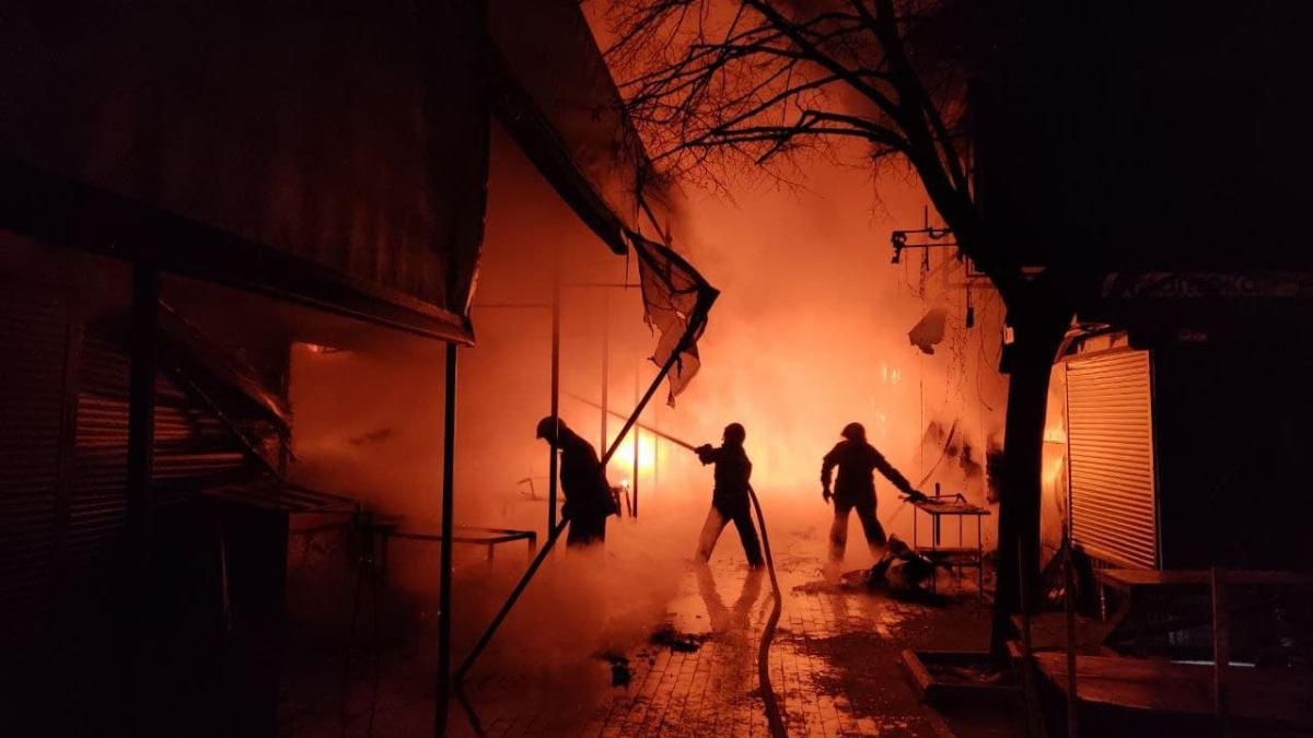 В Киеве ночью загорелся рынок: подробности масштабного пожара