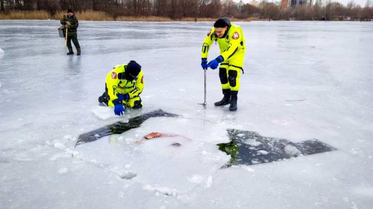 В Киеве спасатели достали вмерзшего в лед утопленника