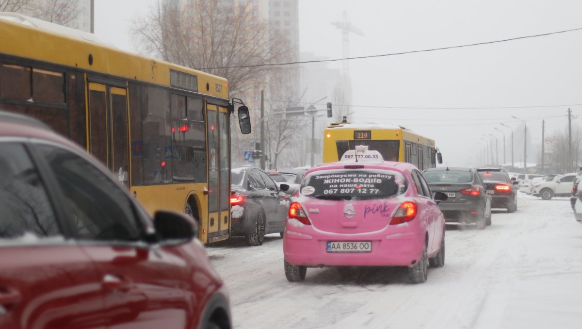Снегопад в Киеве: город застрял в пробках, на дорогах ДТП, общественный транспорт ходит с задержками