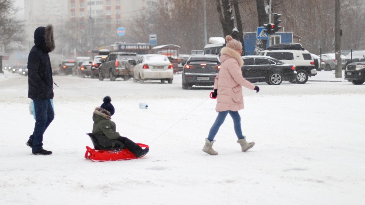 Снегопад в Киеве в лицах и пробках: как с утра выглядит столица во время непогоды