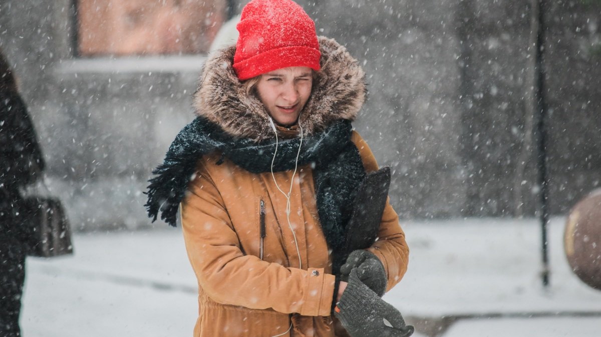 Погода на 9 февраля: в Киеве будет сильный ветер, снег и гололед