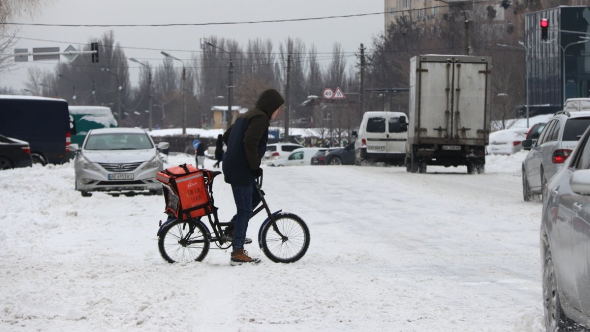 Снег, санки, лопаты, собаки и застрявшие машины: фоторепортаж с улиц Киева 9 февраля