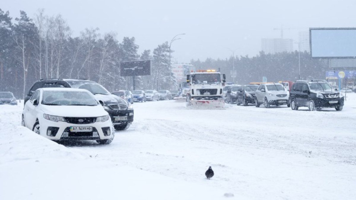 Что нужно знать про снегопад в Киеве: ситуация на дорогах, закрытые школы, работа пунктов обогрева и обработка дорог