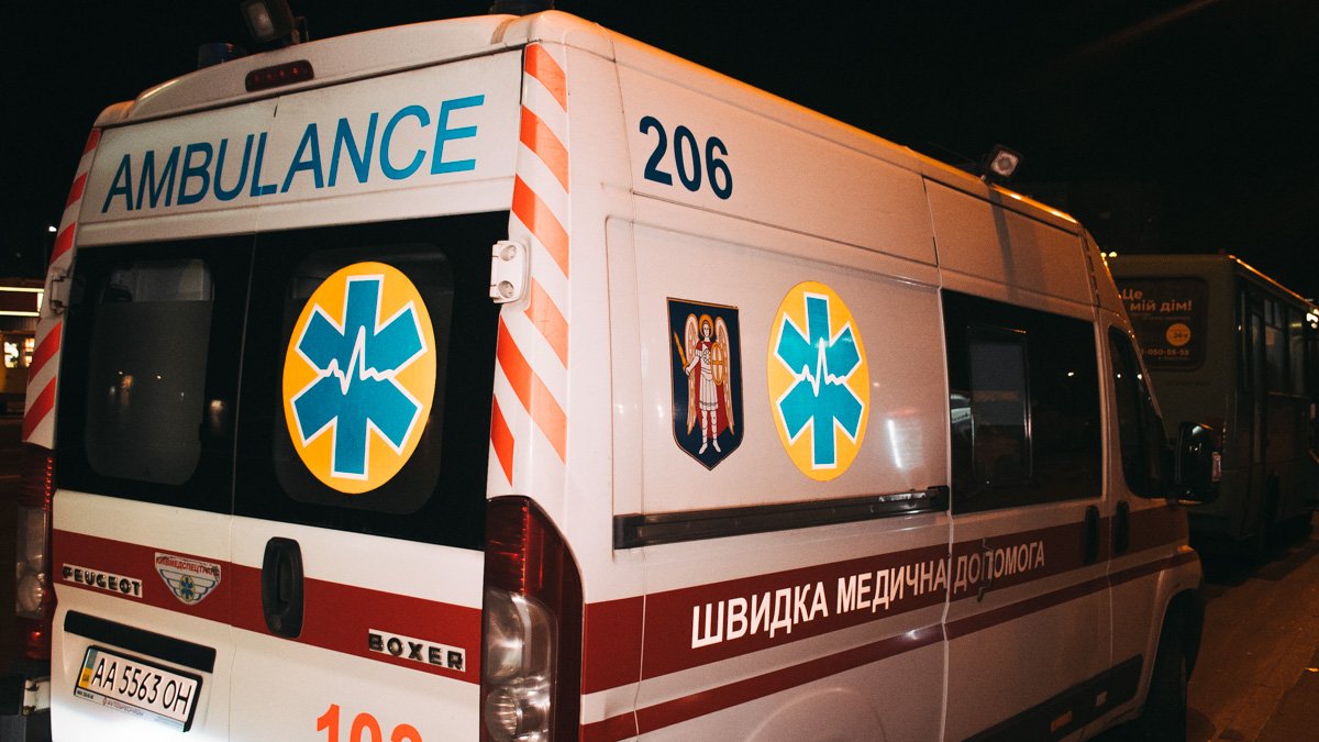 В Киеве неизвестный выпал с 12 этажа и выжил