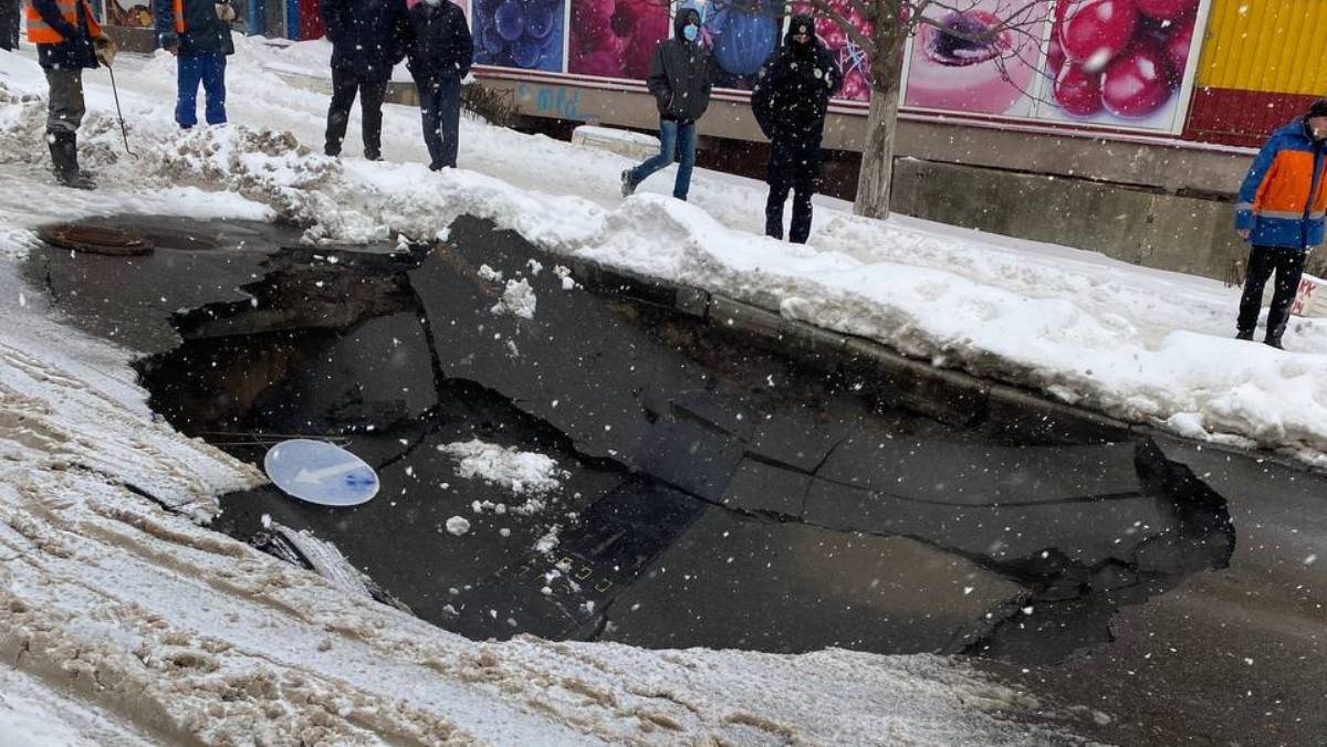 В Киеве на Петропавловской дорога ушла под землю: видео с места обвала