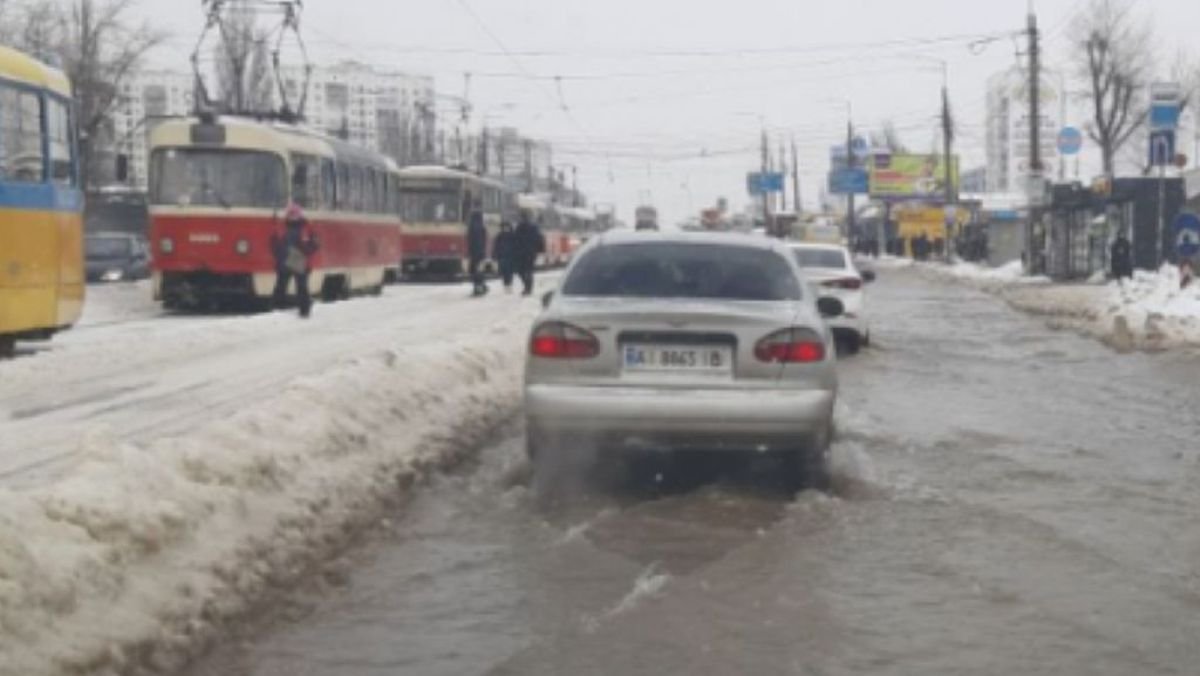 В Киеве возле метро "Черниговская" прорвало водопровод: фото и видео с места потопа