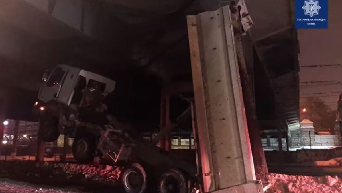 В Киеве грузовик с открытым кузовом застрял под мостом