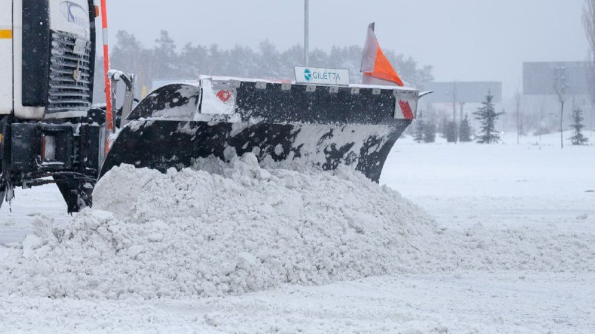 Из Киева за сутки вывезли 16 000 тонн снега
