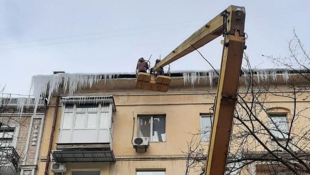 В Киеве здания очищают от опасных сосулек: что нужно знать водителям и пешеходам