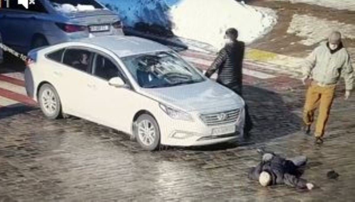 В Киеве мужчина двумя ударами убил пешехода и скрылся с места: видео момента