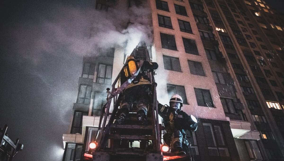 В Киеве на Теремках 2 сгорела квартира в новом ЖК: из дома эвакуировали жильцов с маленькими детьми