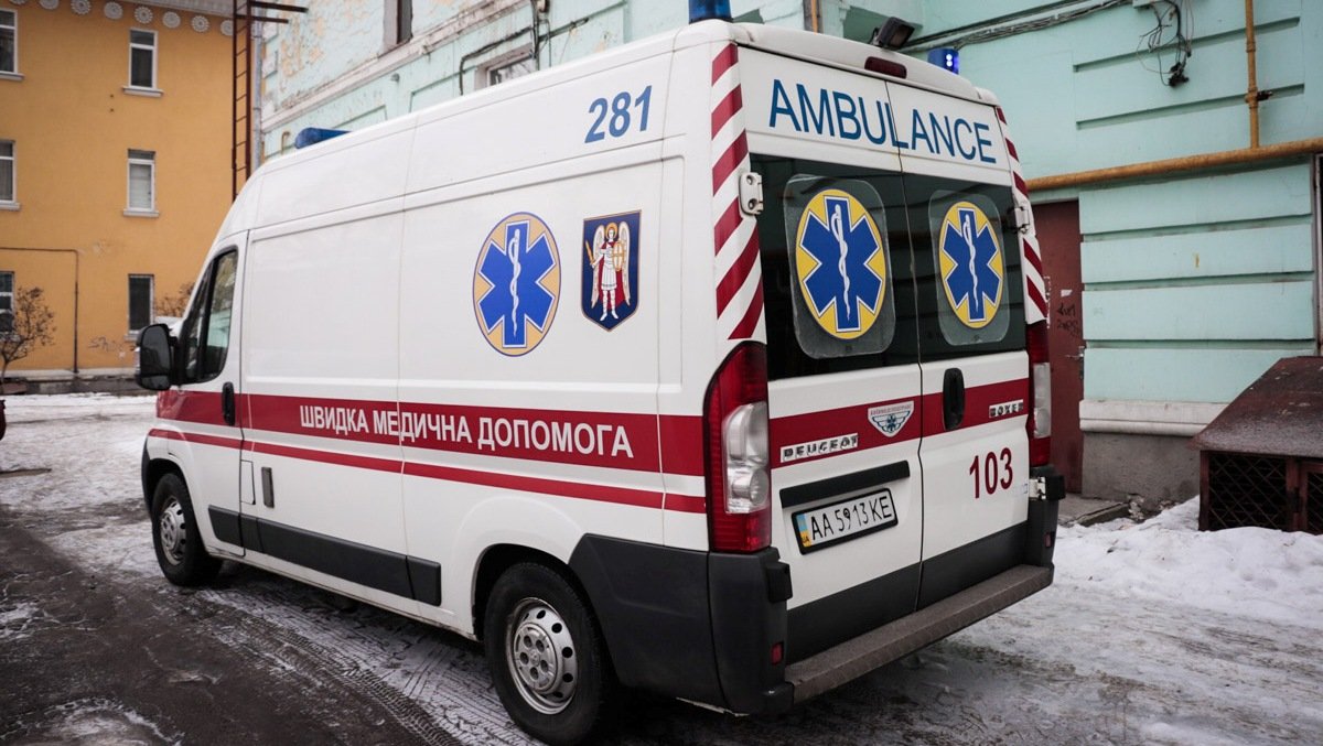 В Киеве на строительной площадке 20-летнему парню оторвало ногу
