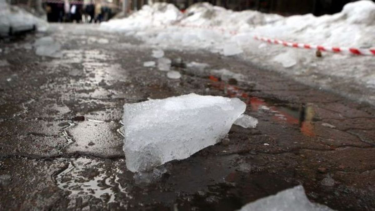 В Киеве женщину завалило снегом и льдом, который обрушился с крыши дома