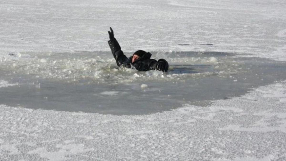 В Киеве на Гидропарке 12-летний мальчик провалился под лед