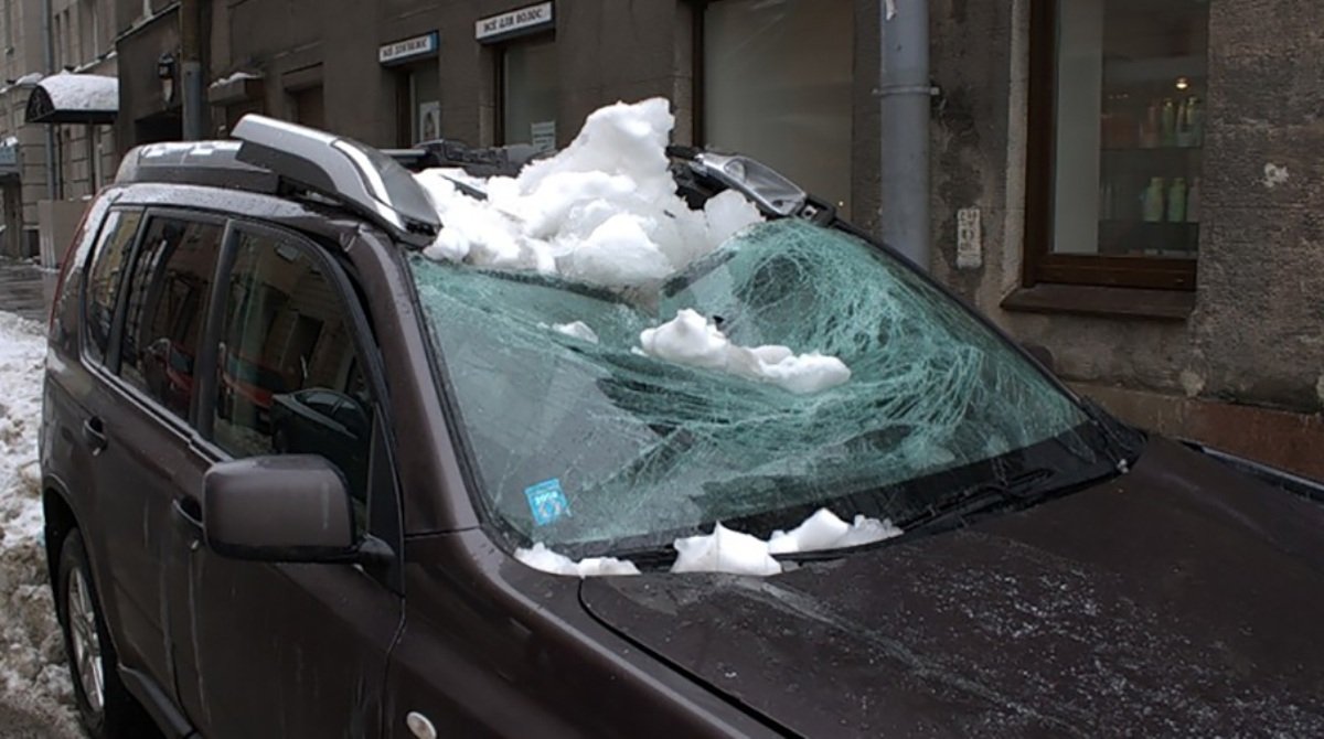 В Киеве просят не парковать автомобили на обочине вблизи домов