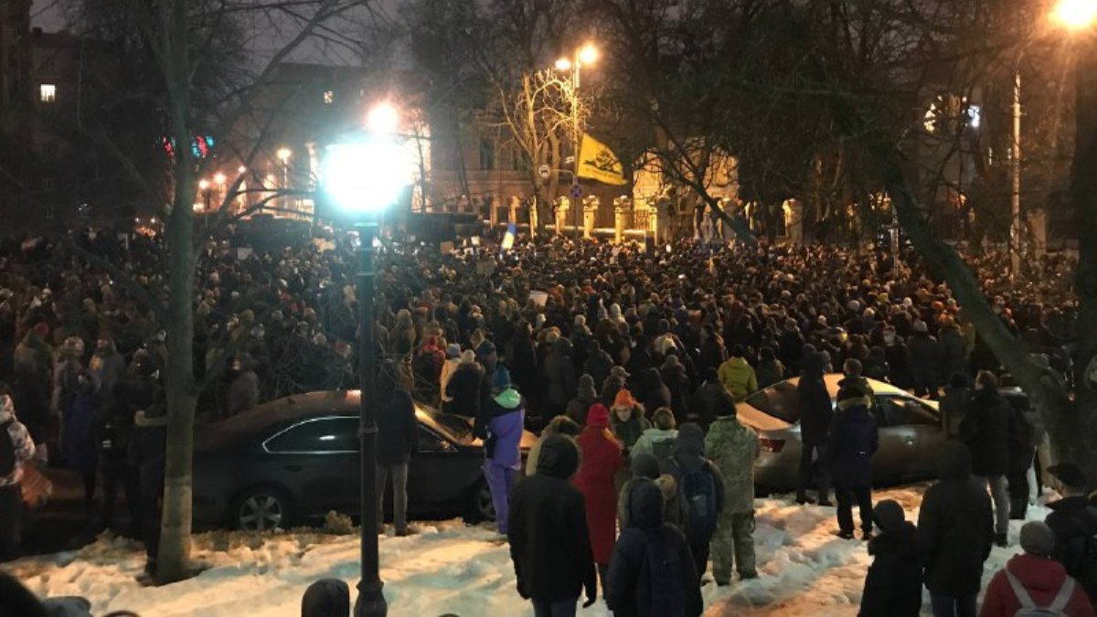 Акция против заключения Стерненко: что сейчас происходит на Банковой в Киеве