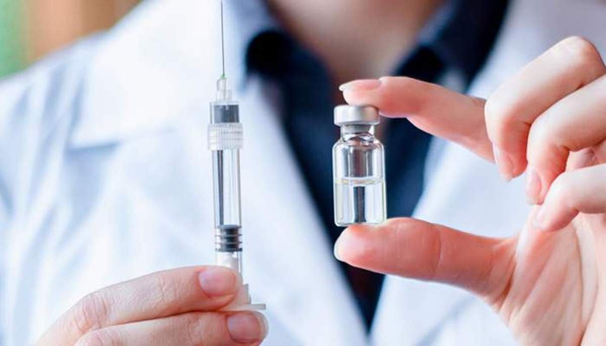 В Киеве начали вакцинацию против COVID-19: кому сделали первую прививку