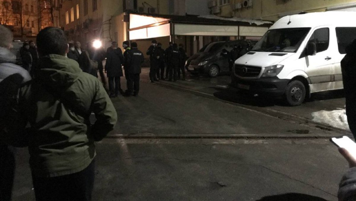 В Киеве возле офиса ОПЗЖ задержали Mercedes с оружием: что там произошло