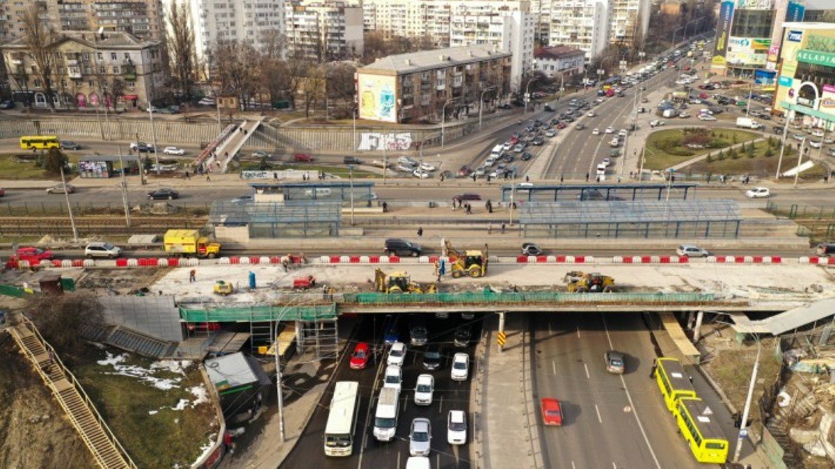 В Киеве ограничили проезд по Индустриальному путепроводу