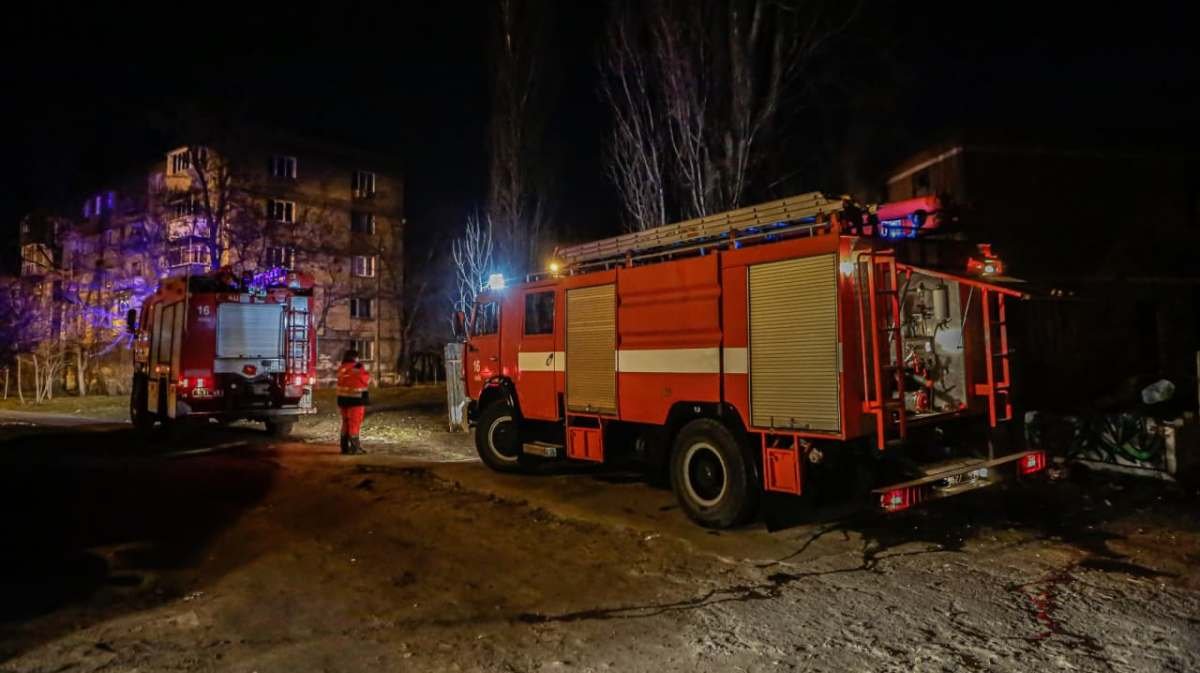 В Киеве загорелось двухэтажное здание в Днепровском районе