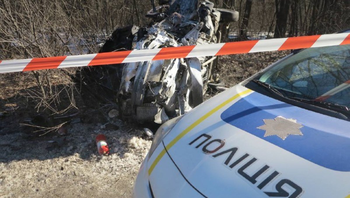 В Киеве на на Гостомельском шоссе столкнулись Chevrolet и Renault: тела погибших вырезали из машины