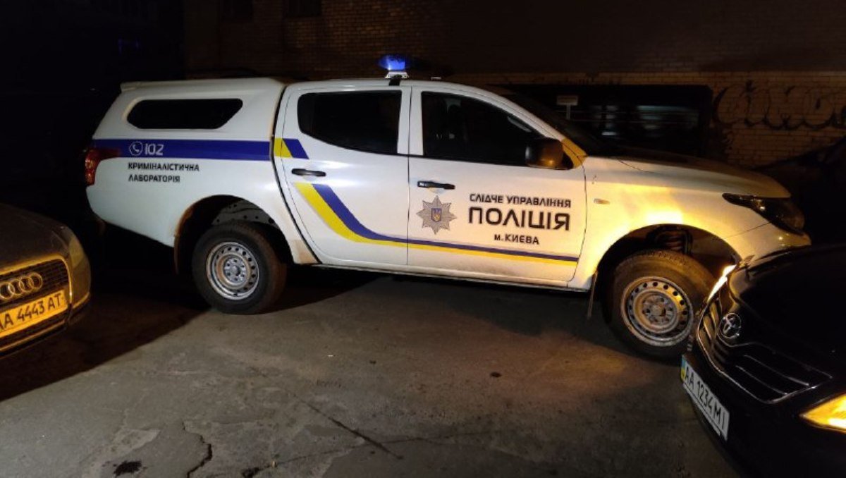 В Киеве во дворе жилого дома зарезали женщину с полицейским удостоверением