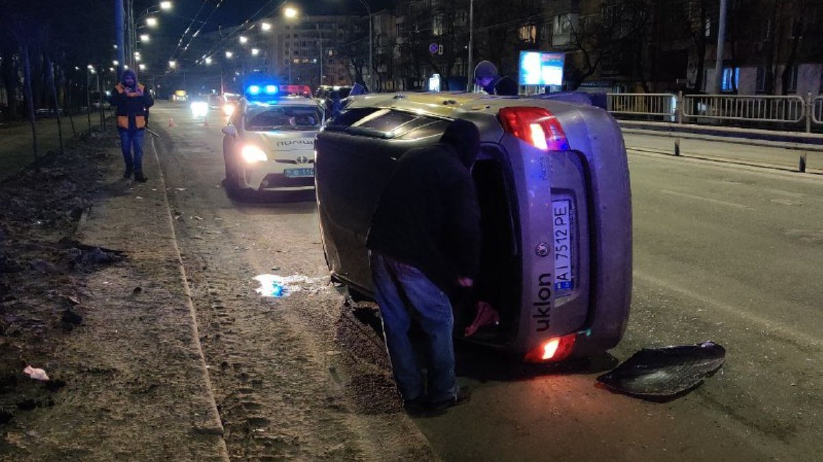 В Киеве на Чоколовском бульваре перевернулось такси Uklon