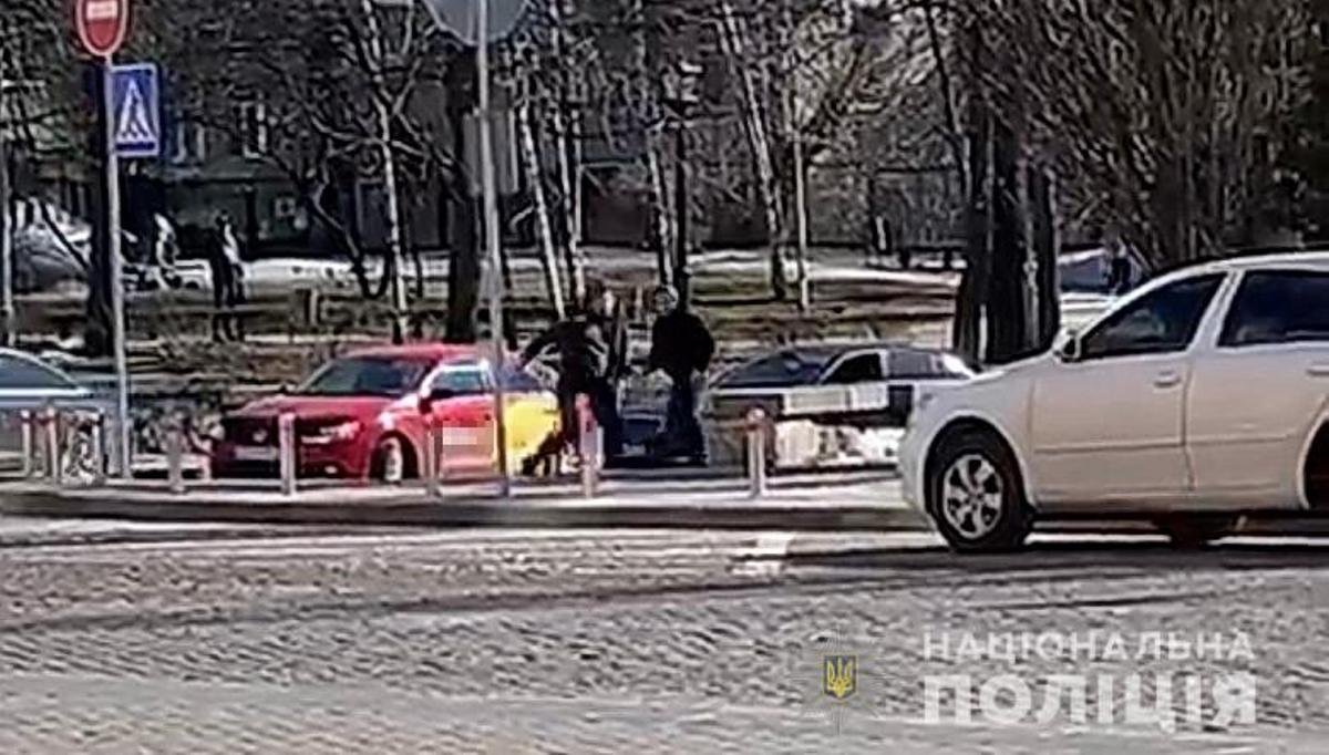 В Киеве на дороге подрались два водителя: один достал нож и ударил оппонента в живот