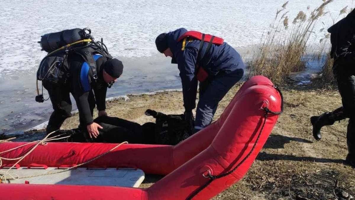 В Киеве из озера с 19-метровой глубины достали тело 23-летнего мужчины