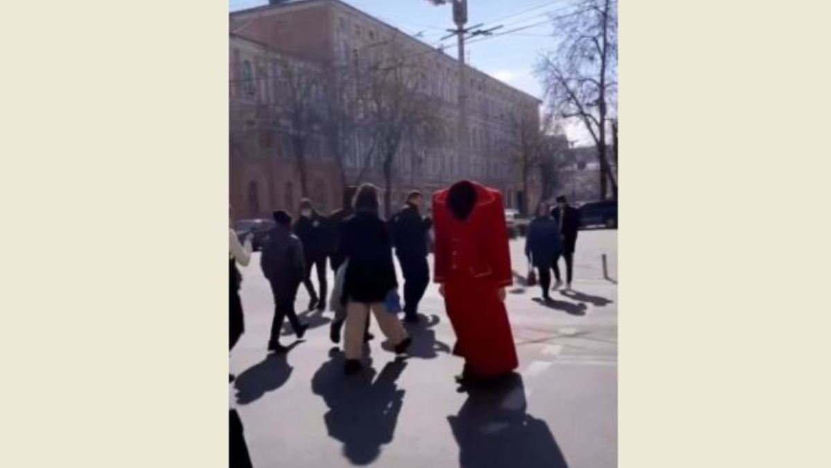 По центру Киева гуляет загадочная красная шинель