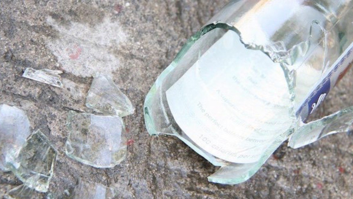 Разбил бутылку и пырнул в шею: чем в Киеве закончилась пьянка возле магазина