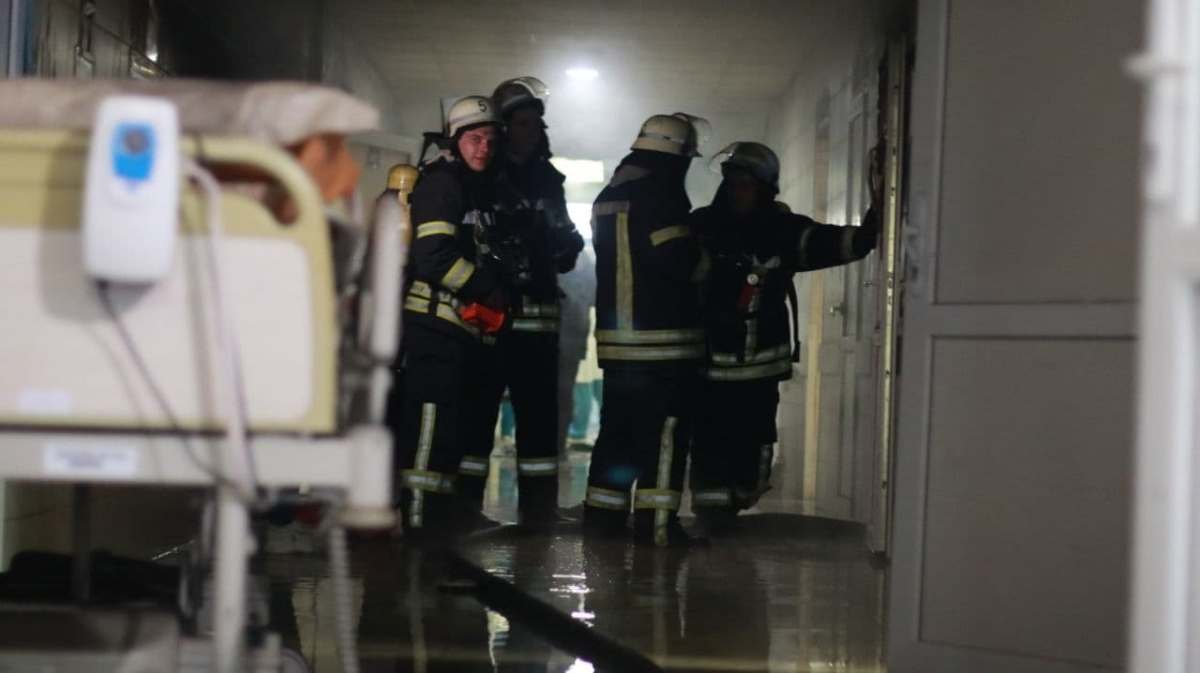 Пожар в реанимационном отделении больницы в Киеве: первые подробности и кадры с места
