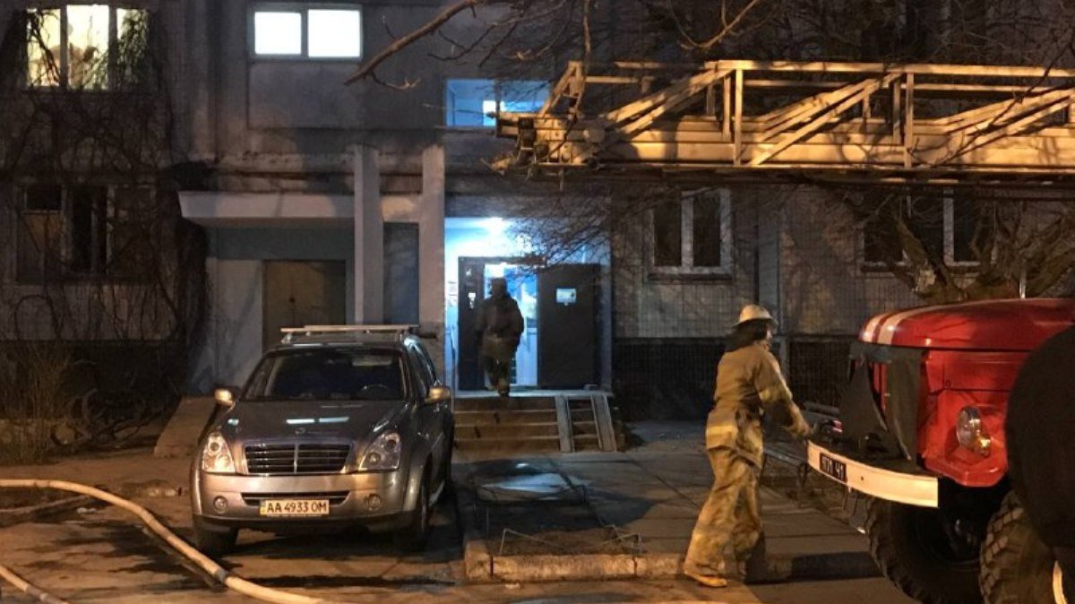 В Голосеевском районе Киева загорелась квартира в многоэтажке
