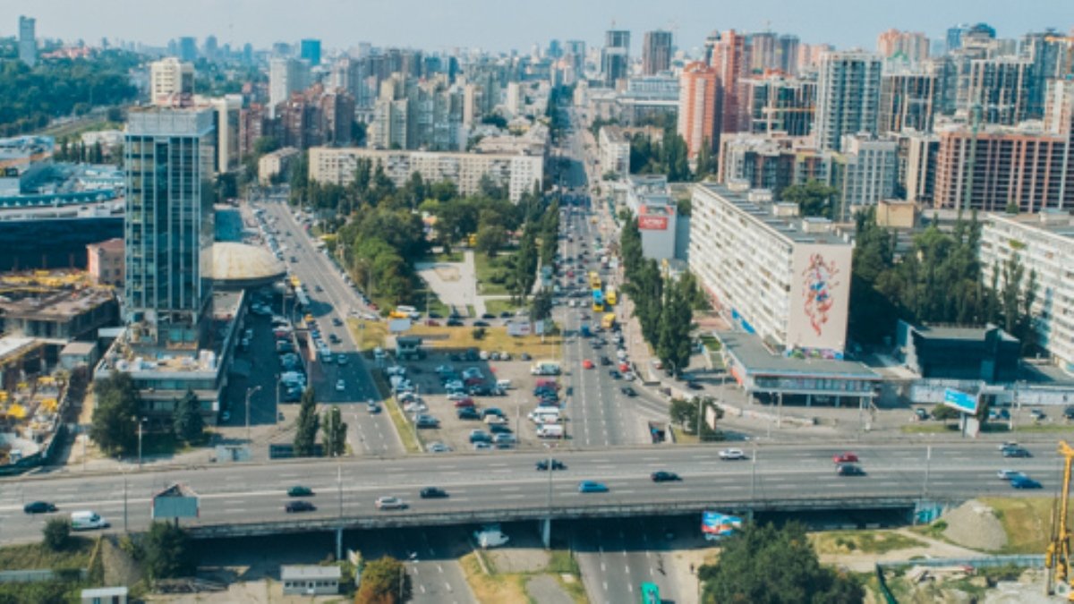 В Киеве ограничили движение по еще одному путепроводу: куда лучше не ехать