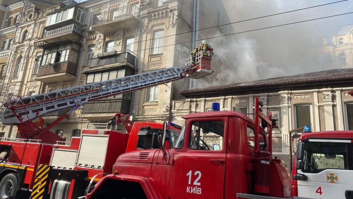 В Киеве на улице Саксаганского горит дом
