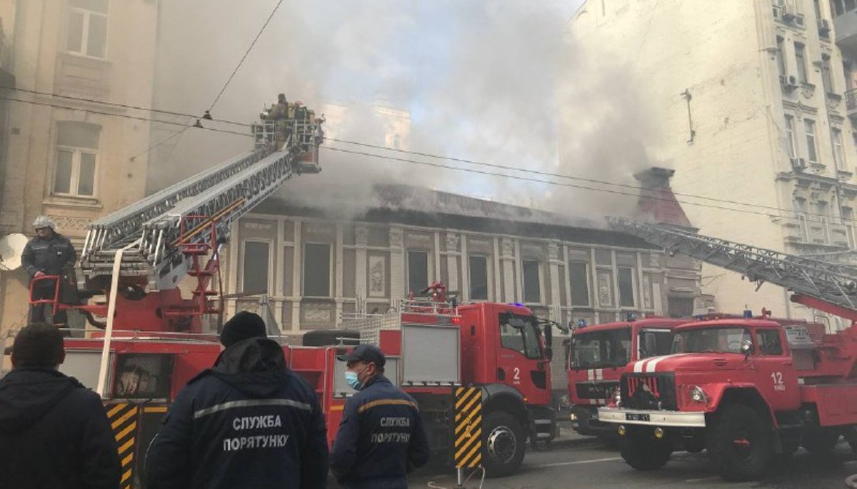 Масштабный пожар в центре Киева: горит здание бара Бездельники, движение перекрыто