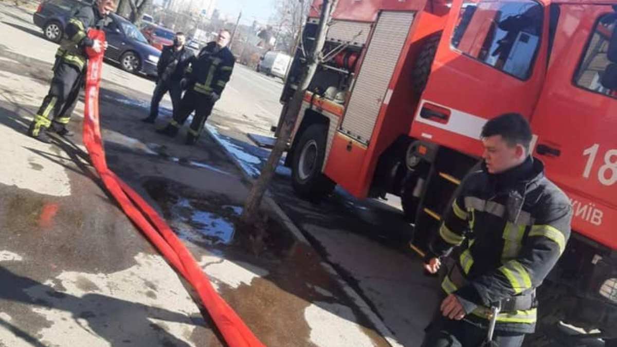 В Киеве загорелся балкон и огнем охватило квартиру