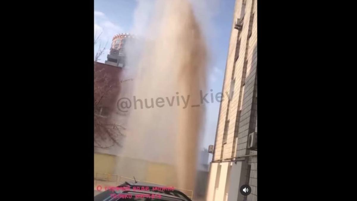 В Киеве на Печерске прорвало трубу: без воды и тепла осталось 133 дома