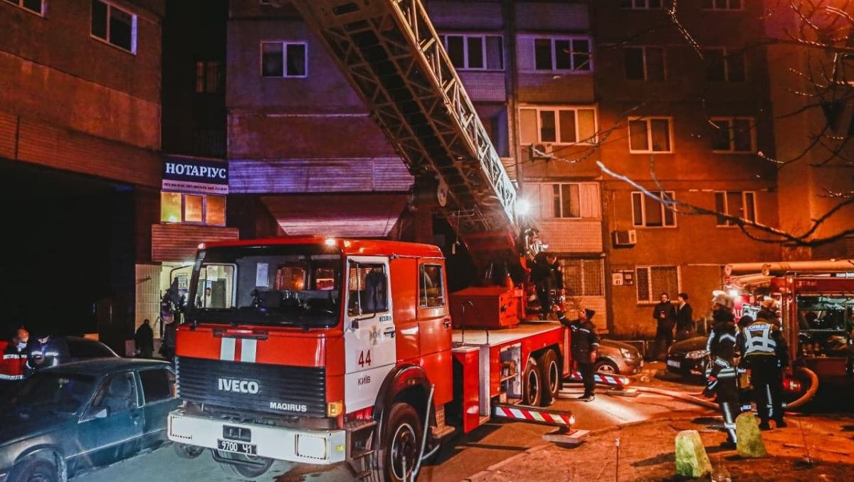 В Киеве из горящей квартиры на Теремках спасли трех человек