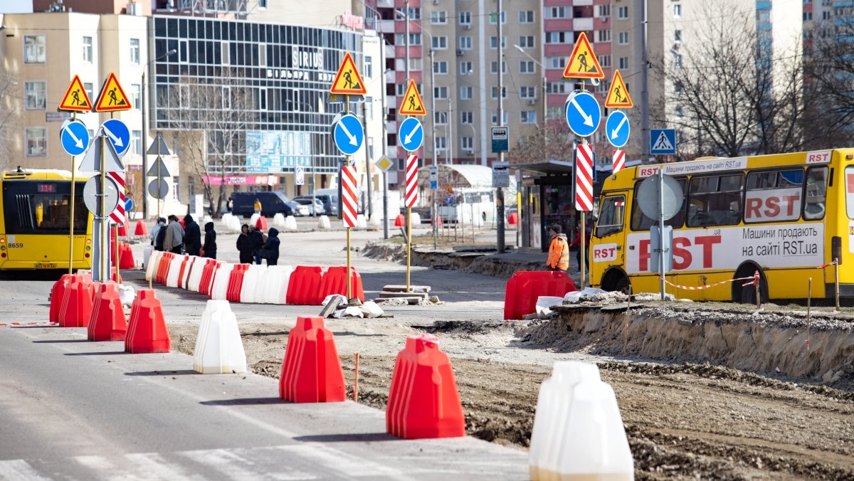Ремонт дорог в 2021 году: в каких районах и на каких участках Киева уже работают дорожники