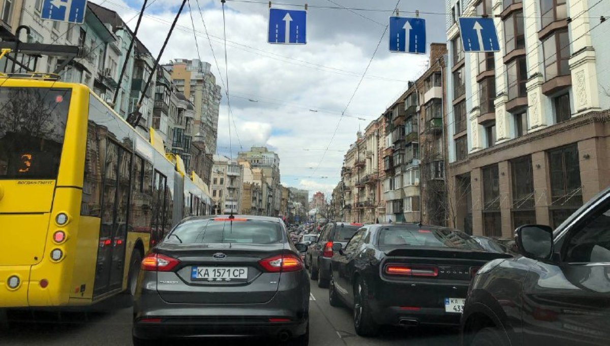 Киев продолжает стоять в пробках: фотографии дорог из разных уголков города