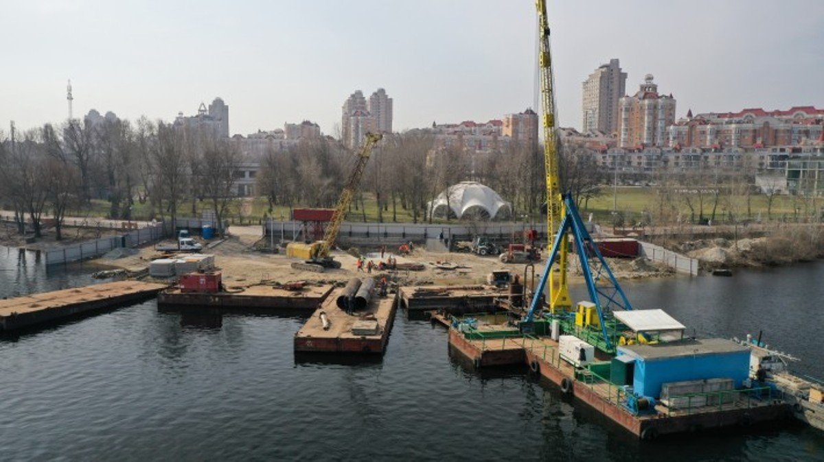 Как в Киеве строят новый пешеходный мост с Оболонской набережной на остров Оболонский: видео