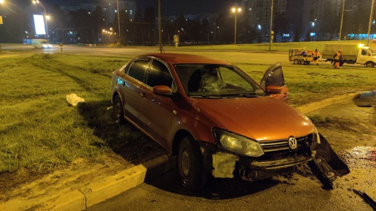 В Киеве на Броварском проспекте неадекватный водитель вылетел с проезжей части