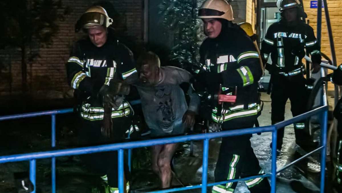 В Киеве из горящей квартиры спасли двоих человек