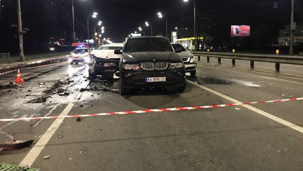 В Киеве на Глушкова столкнулись три машины: из-за утечки топлива и угрозы возгорания вызвали спасателей