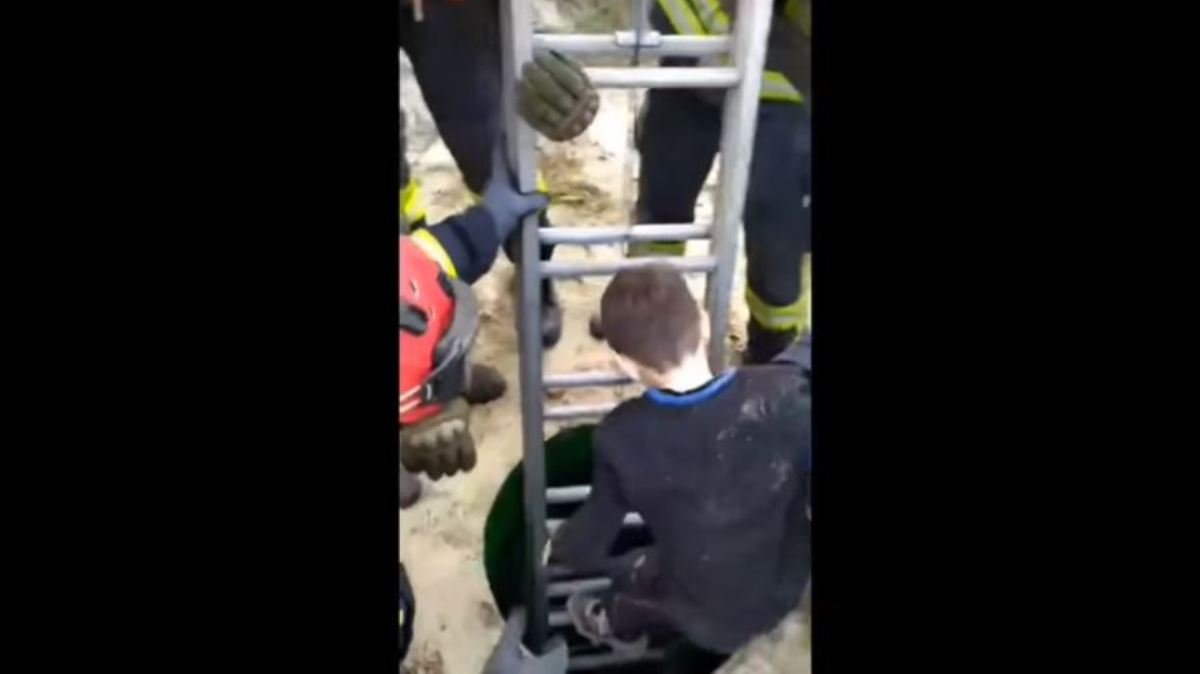 В Киеве ребенок провалился в 4-метровый колодец