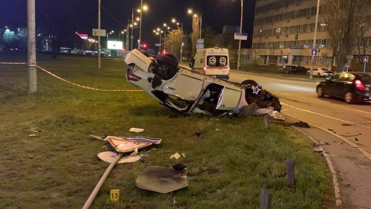 В Киеве на Черниговской в смертельном ДТП погибла женищина: водителя, который скрылся с места, разыскивают