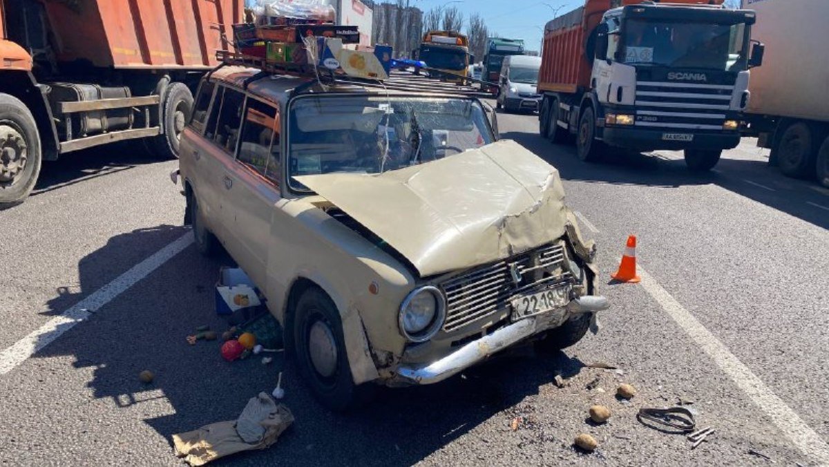 В Киеве на ВДНГ ВАЗ влетел в Land Rover: водителя легковушки зажало в салоне