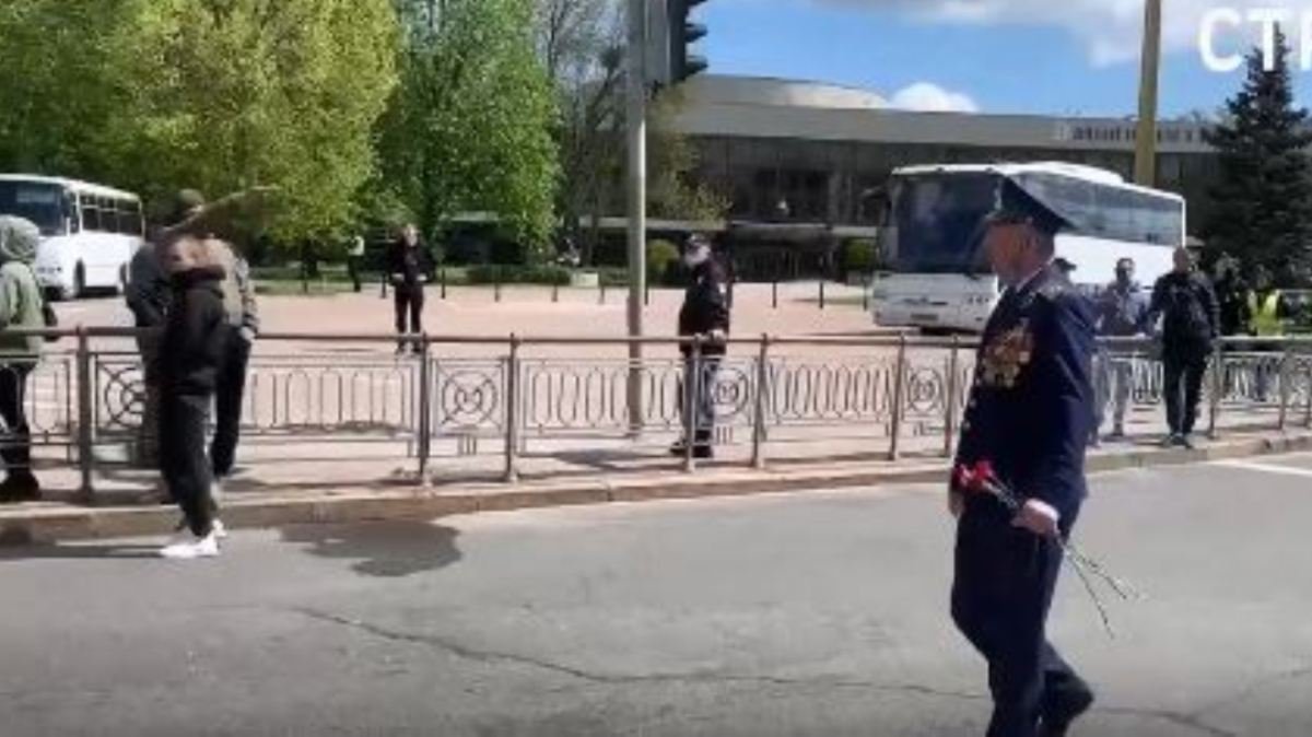 В Киеве на 9 мая в Парке Славы  перед ветераном зиговал парень: реакция полиции