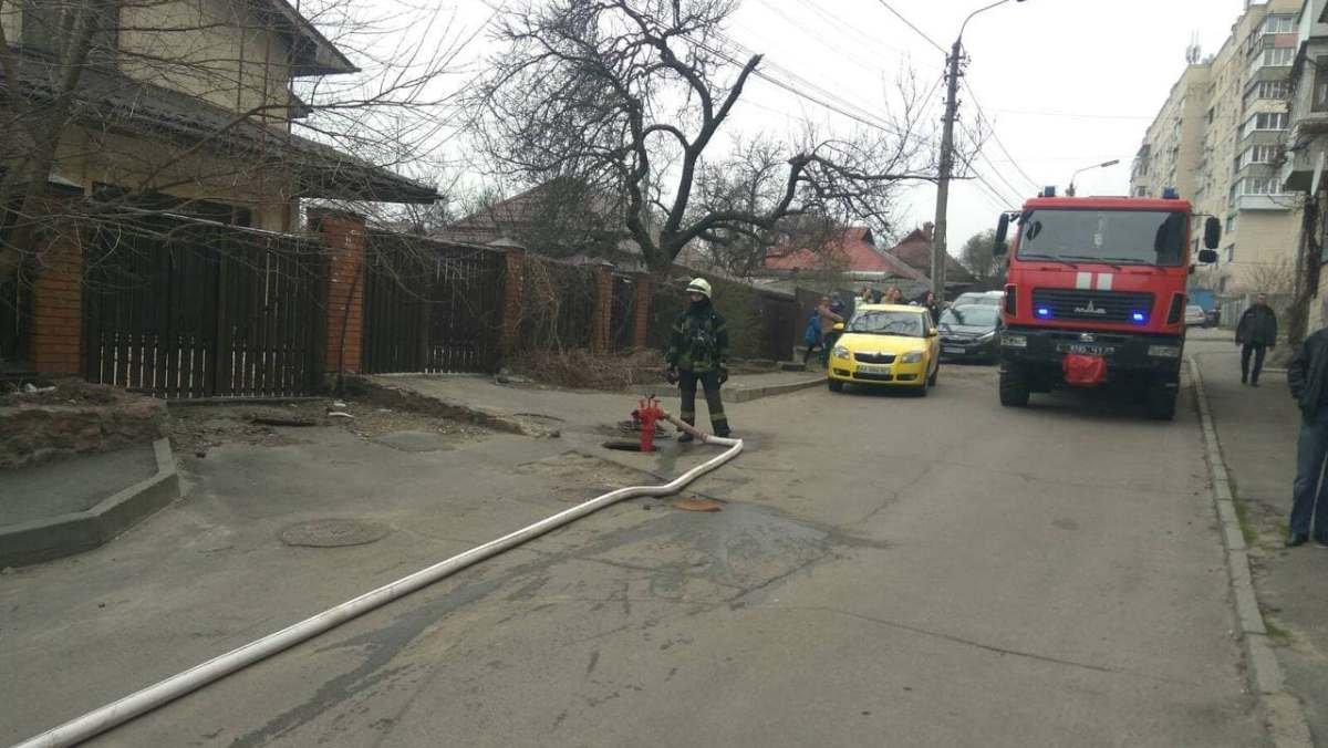В Киеве из горящей квартиры спасли двух мужчин